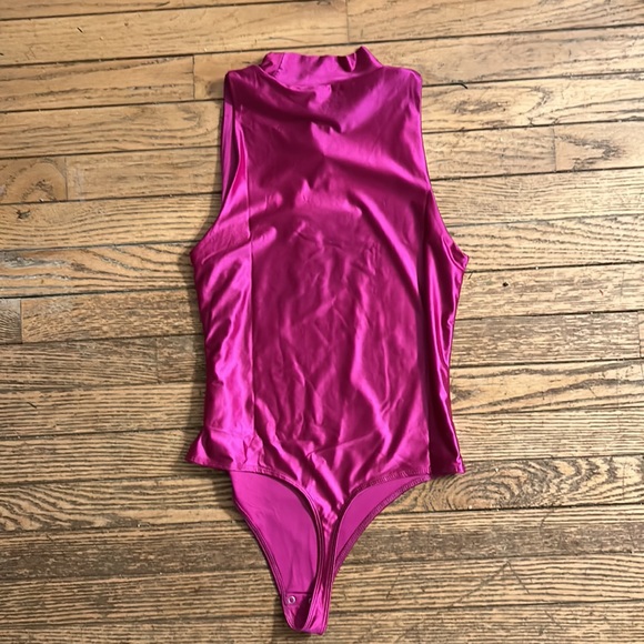 NWT House of Harlow 1960 Metallic Pink Sleeveless Mockneck Bodysuit - Picture 2 of 2